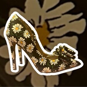 NWOT✨ BETSEY JOHNSON daisy 🌼 pumps